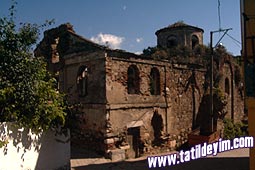  Kemerli Kilise (Panagia Pantobalissa Kilisesi)

Fotoğraf: Bumin Ergenekon
Tarih: 24 AĞUSTOS 2004