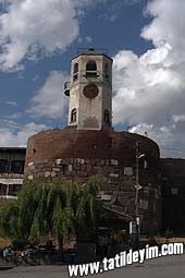  Ankara Kalesi Saat Kulesi ve Surlar

Fotoraf: Bumin Ergenekon
Tarih: 06 TEMMUZ 2006