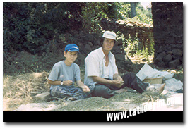  Kekik Ufalayan Adam ve Oğlu

Fotoğraf: Gökhan Önal
Tarih: 29 HAZİRAN 2002