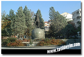  Atatürk Heykeli

Fotoğraf: Gökhan Önal
Tarih: 14 KASIM 2002